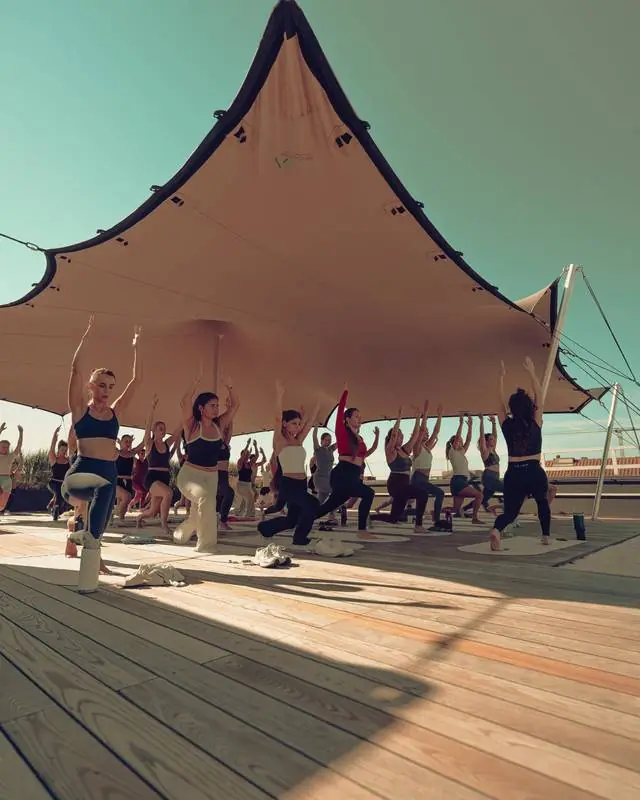Rooftop Pilates mit our.class auf dem Deckzehn