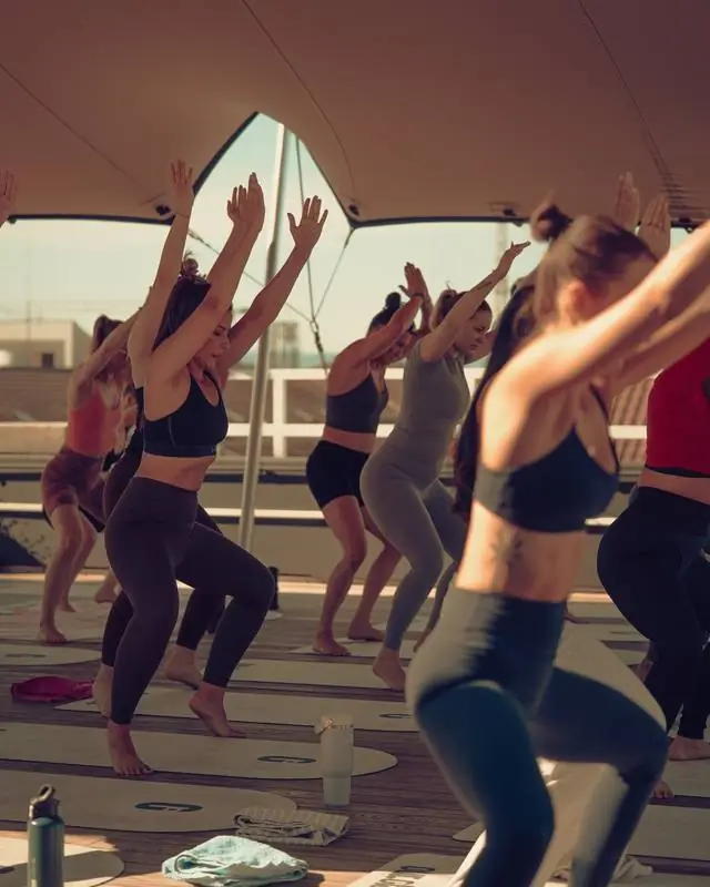 Rooftop Pilates mit our.class auf dem Deckzehn