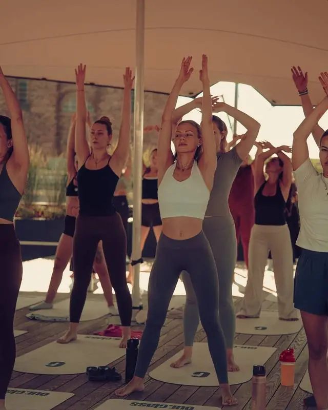 Rooftop Pilates mit our.class auf dem Deckzehn