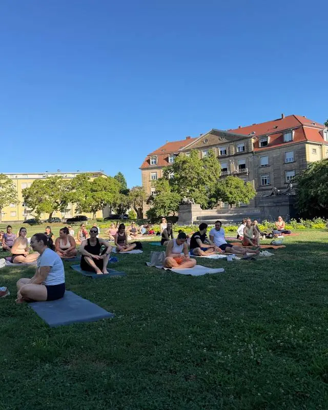 Community Pilates im Park mit iaro Coffee