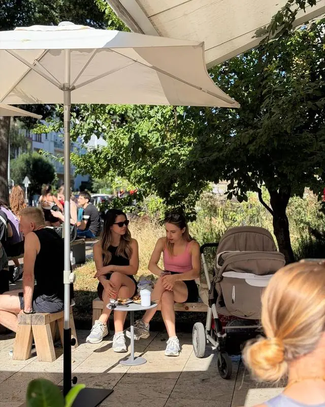 Community Pilates im Park mit iaro Coffee