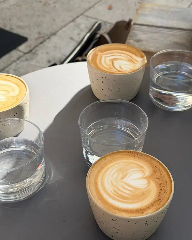 Community Pilates im Park mit iaro Coffee