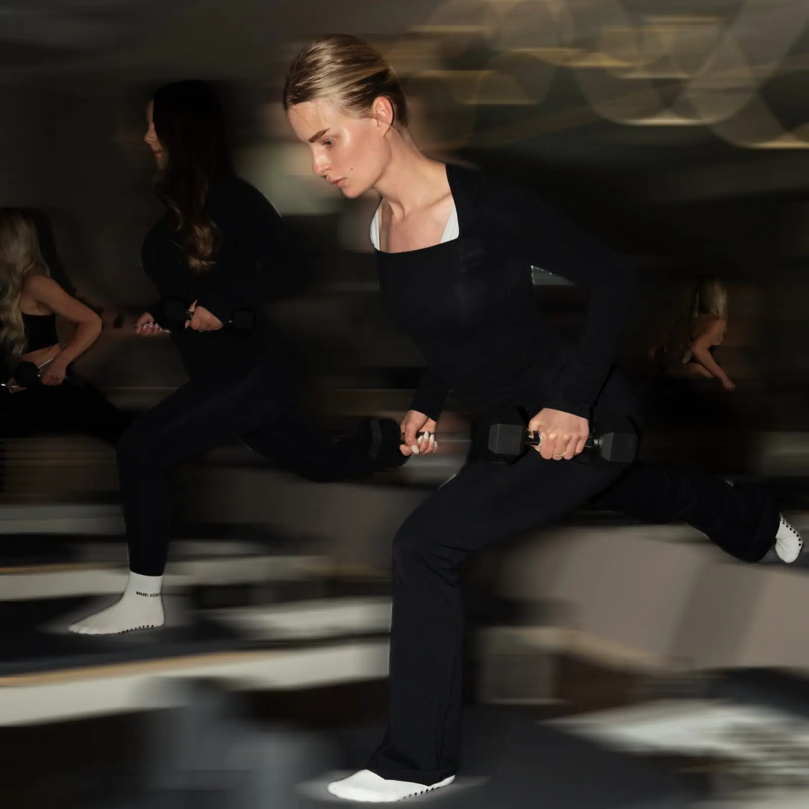 Lunges mit Hanteln im our.class Studio